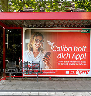 Ein Plakat an einer Bushaltestelle in Hofheim, das im Rahmen der Colibri-Kampagne von Hauptsache Kommunikation gestaltet wurde