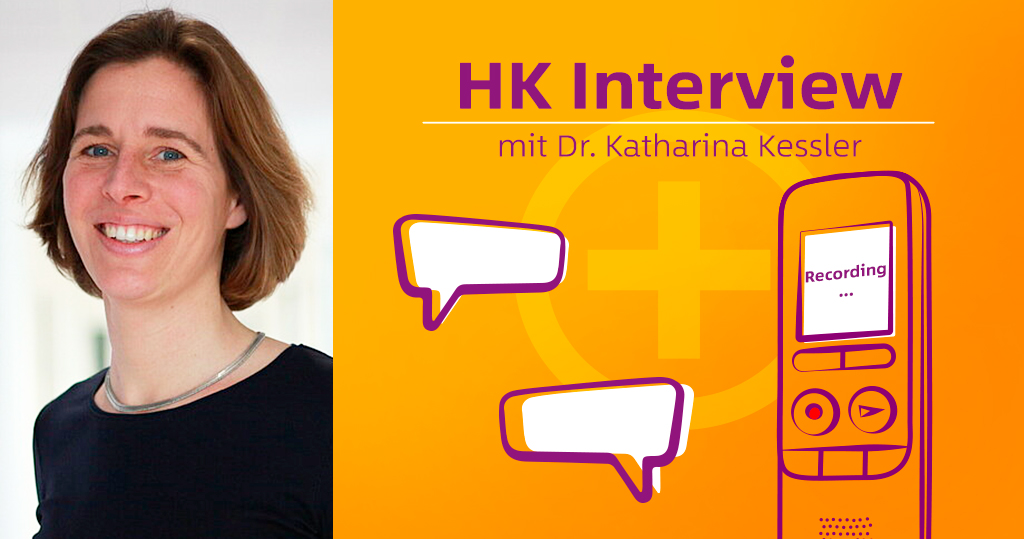 Links ist ein Portrait von Dr. Katharina Kessler zu sehen, rechts daneben ein Diktiergerät und Sprechblasen. Darüber steht "HK Interviews mit Dr. Katharina Kessler"