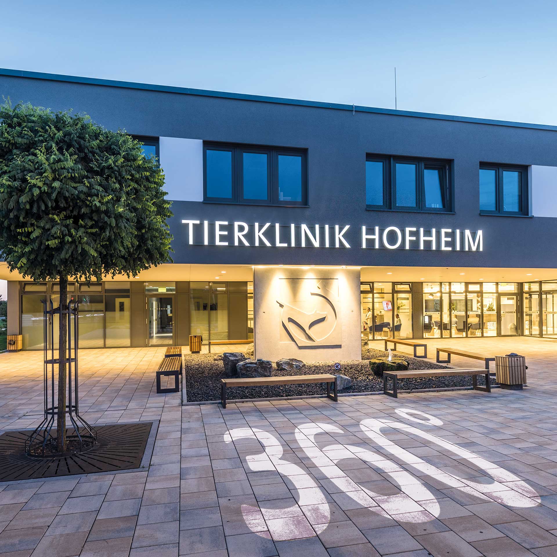 Das moderne Gebäude der Tierklink Hofheim