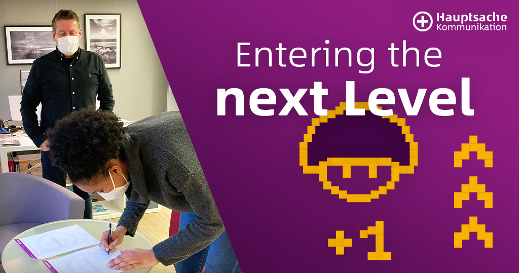 Bild von Holger Leibmann und Sylvie Kenakale, daneben der Text: Entering the next Level