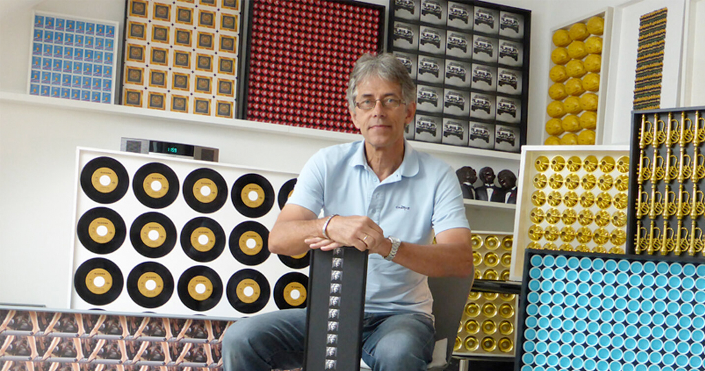 Erhard Scherfer mit Objektkästen in seinem Atelier
