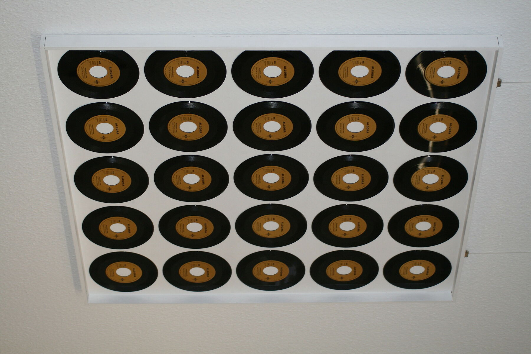 Vinyl in Serie – eines der Kunstwerke, das bei Hauptsache Kommunikation ausgestellt wurde