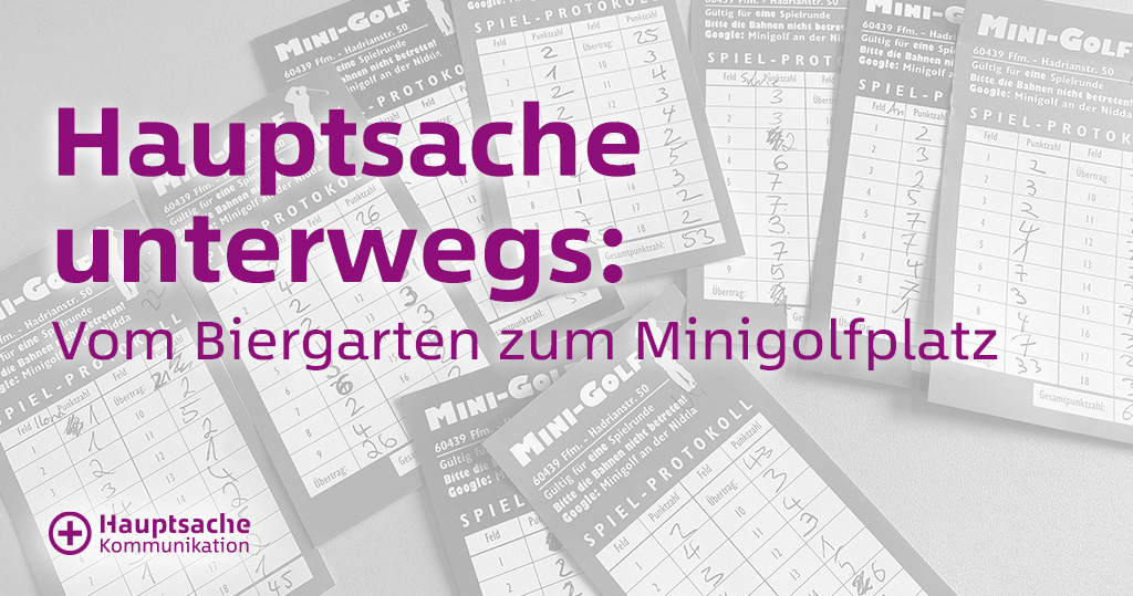 Ein monochromes Bild, das Minigolf Scoresheets zeigt. Darauf der Titel.
