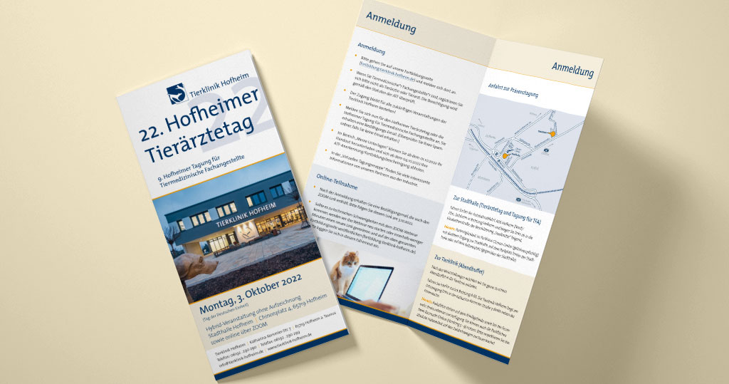 Die gedruckte Broschüre zur Hybrid-Veranstaltung einmal aus- und einmal zugeschlagen.