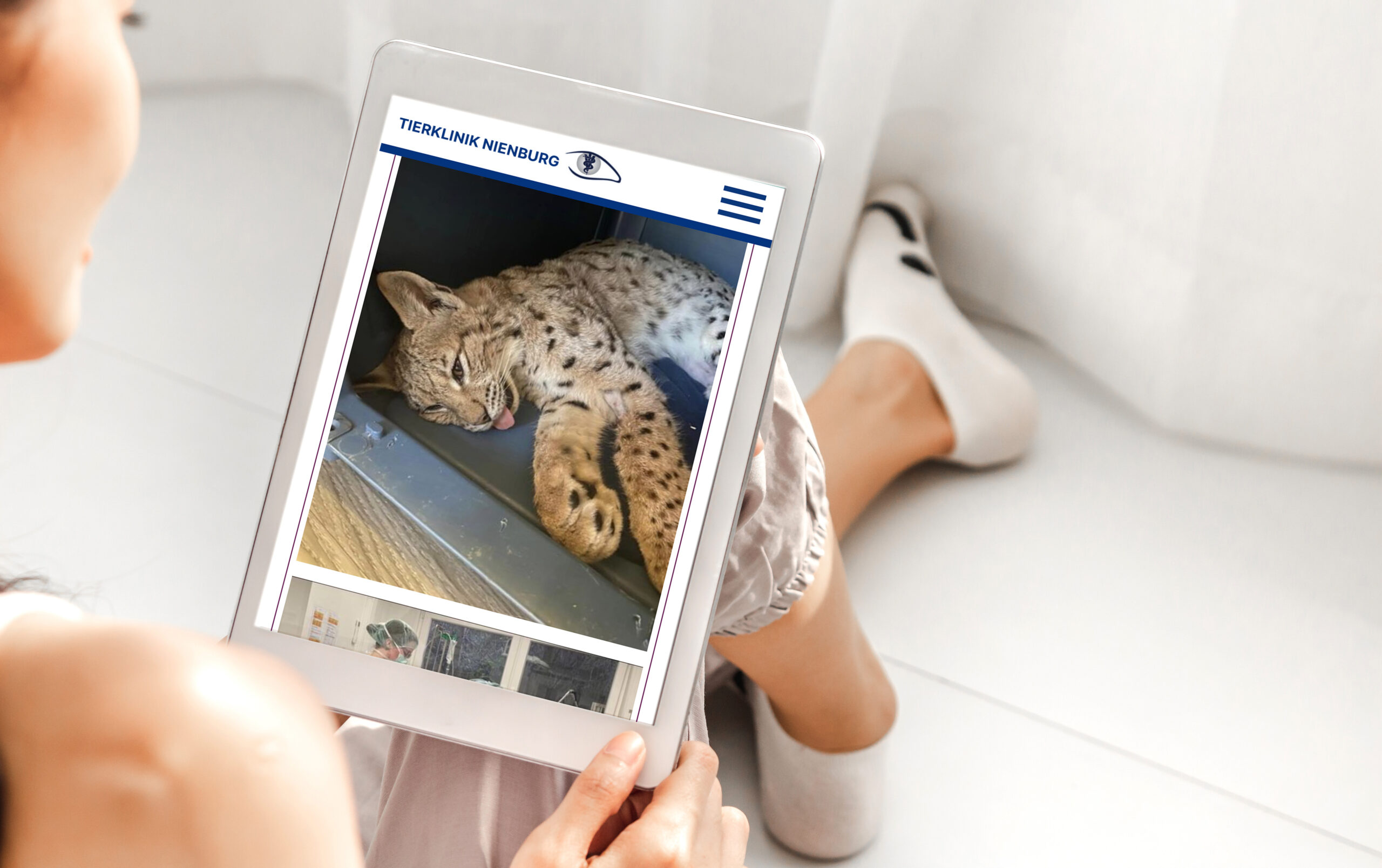 Webseite der Tierklinik Nienburg auf einem Tablet.