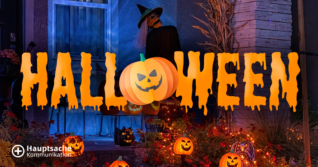 Foto eines Hauseingangs, geschmückt mit Halloween-Dekoration; davor ein grafischer Schriftzug "Halloween", in dem das "O" ein Kürbis mit Fratze ist.