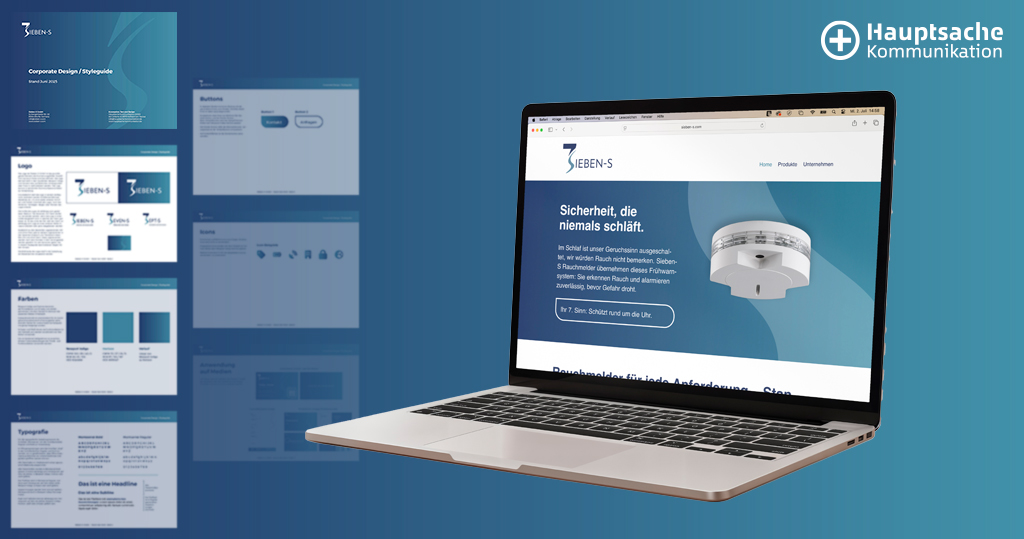 Visualisierung eines Corporate Design Projekts für die Marke "Sieben-S" durch die Agentur Hauptsache Kommunikation. Auf der linken Seite sind verschiedene Designrichtlinien wie Logo, Farben, Typografie und UI-Elemente dargestellt. Rechts ist ein Laptop zu sehen, auf dem die Website von Sieben-S geöffnet ist – mit einem Rauchmelder als Produkt und dem Slogan "Sicherheit, die niemals schläft". Im oberen rechten Bereich befindet sich das Logo von Hauptsache Kommunikation.