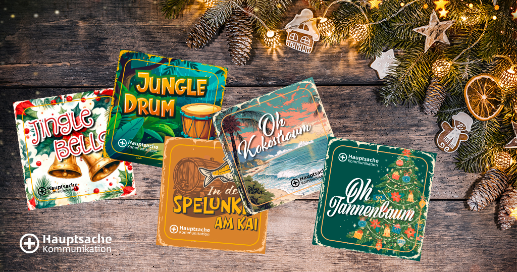 Weihnachtliche Bierdeckel-Motive auf einem Holzstruktur-Hintergrund mit Weihnachtsdekoration