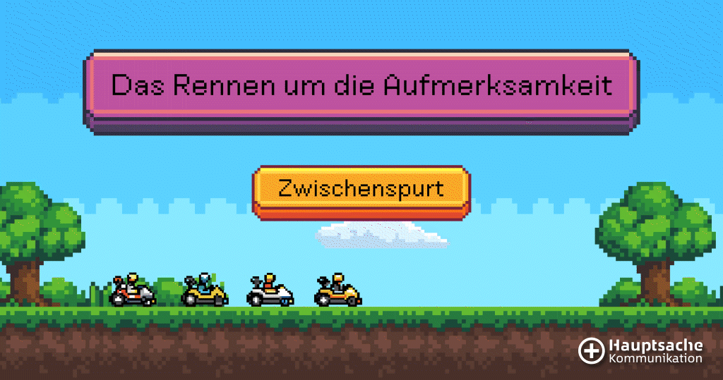 Pixelart-GIF im Retro-Videospielstil: Vier kleine Rennwagen fahren seitlich über eine grüne Strecke vor blauem Himmel mit Wolken und Bäumen. Oben steht in einem großen Banner „Das Rennen um die Aufmerksamkeit“, darunter ein Button mit der Aufschrift „Zwischenspurt“. Die Autos bewegen sich kontinuierlich nach rechts und vermitteln ein laufendes Rennen. Unten rechts ist das Logo „Hauptsache Kommunikation“ zu sehen.