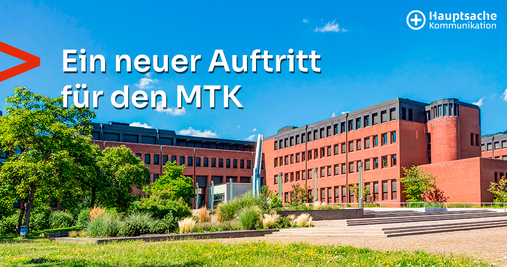 Außenansicht des Verwaltungsgebäudes des Main-Taunus-Kreises mit dem Schriftzug „Ein neuer Auftritt für den MTK“ – Symbolbild für das von Hauptsache Kommunikation entwickelte Corporate Design.